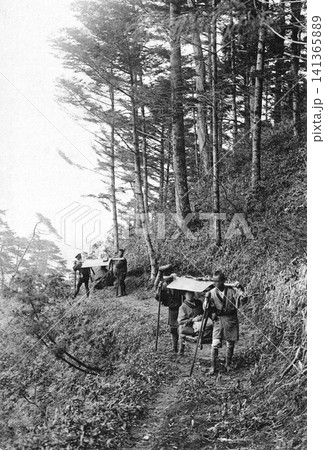 古写真　1928-1933年　京都　比叡山をあじろ駕籠で登る人々 141365889
