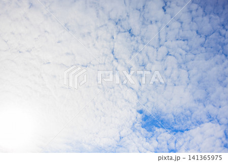 夏の青空に広がるうろこ雲と雲の隙間 夏の青空に広がるうろこ雲と雲の隙間 141365975