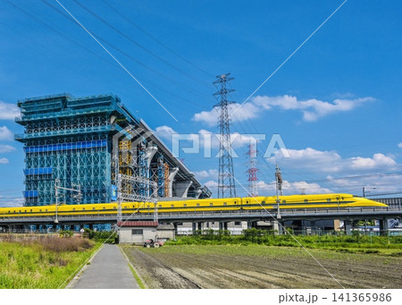 ドクターイエロー新名神工事現場の隙間を疾走 雲が良い感じ ドクターイエロー新名神工事現場の隙間を疾走 雲が良い感じ 141365986