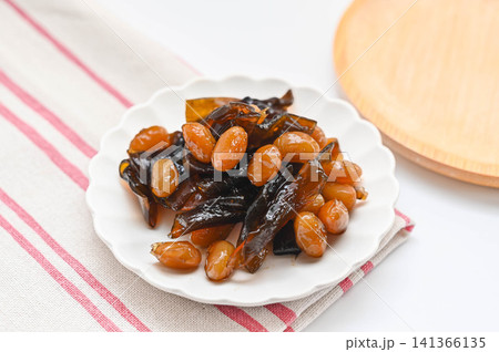 常備菜にぴったりの昆布入り煮豆 常備菜にぴったりの昆布入り煮豆 141366135
