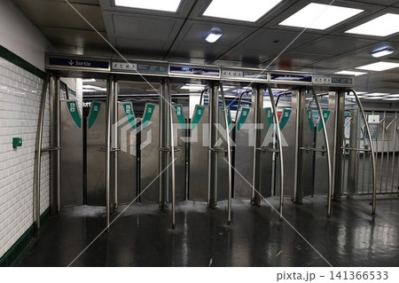 フランス・パリの電車、メトロの改札機 フランス・パリの電車、メトロの改札機 141366533