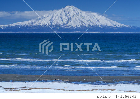 北海道稚内から望む冬の利尻富士と利尻島 雪化粧した絶景観光素材 141366543