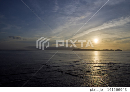 和歌山県和歌山市加太付近の夕焼けの海の風景。 和歌山県和歌山市加太付近の夕焼けの海の風景。 141366948