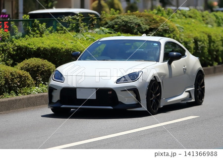 白い国産スポーツカー 141366988