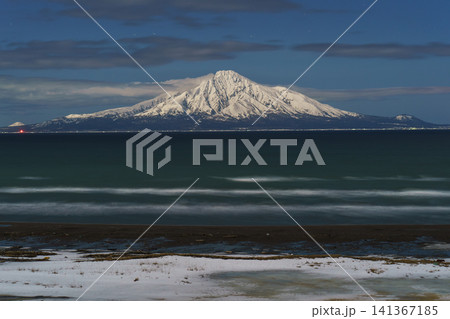 北海道の海越しに月光に照らされる利尻島と利尻富士 幻想的な冬の絶景素材 北海道の海越しに月光に照らされる利尻島と利尻富士 幻想的な冬の絶景素材 141367185