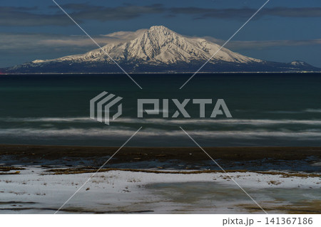 北海道の海越しに月光に照らされる利尻島と利尻富士 幻想的な冬の絶景素材 北海道の海越しに月光に照らされる利尻島と利尻富士 幻想的な冬の絶景素材 141367186