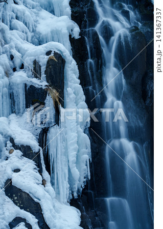 北海道石狩市浜益の白銀の滝 厳冬期の氷瀑と流れる滝の絶景素材 北海道石狩市浜益の白銀の滝 厳冬期の氷瀑と流れる滝の絶景素材 141367337