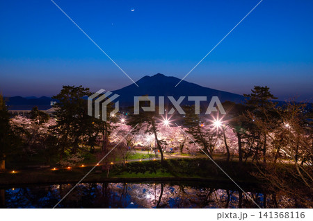 青森県弘前市下白銀町弘前公園　弘前城天守台から蓮池濠の桜並木ライトアップと岩木山のシルエット 141368116