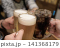 居酒屋で集まって友達と乾杯する 141368179