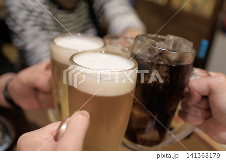 居酒屋で集まって友達と乾杯する 141368179
