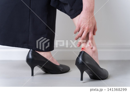 パンプスで靴擦れする女性・特殊メイク パンプスで靴擦れする女性・特殊メイク 141368299