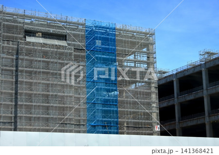 建設工事現場の外部足場 141368421