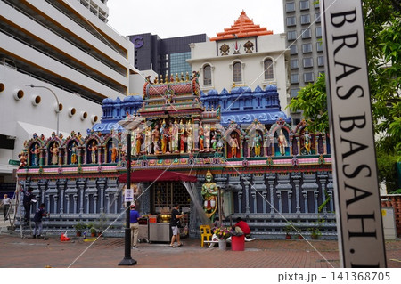 Vibrant Hindu temple architecture in Singapore city 141368705