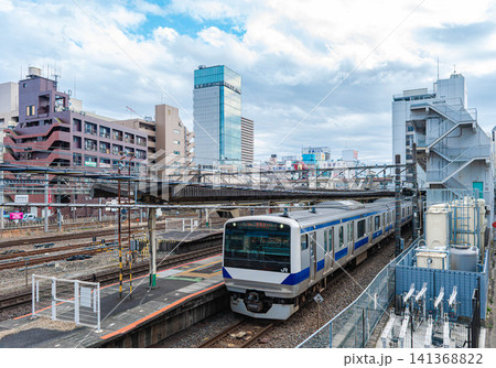 松戸駅1番線ホームから発車する常磐線快速電車 松戸駅1番線ホームから発車する常磐線快速電車 141368822