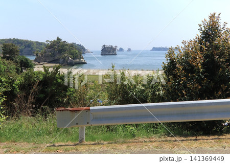 野々島島内の道路から見る宇内浜と焼島と前島(宮城県塩竈市・浦戸諸島) 野々島島内の道路から見る宇内浜と焼島と前島(宮城県塩竈市・浦戸諸島) 141369449