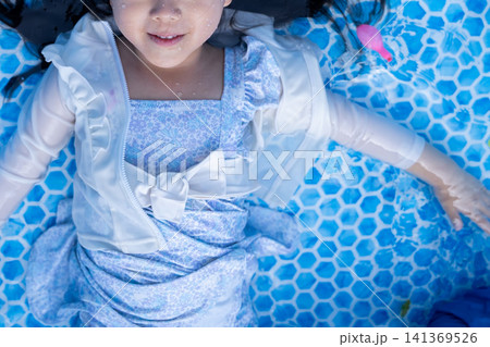 プールに仰向けで浮かぶ女の子 プールに仰向けで浮かぶ女の子 141369526