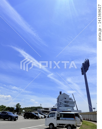 青空に映える白い雲と大型トラック 青空に映える白い雲と大型トラック 141369627