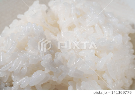 つややかに炊き上がった白米のご飯 141369779