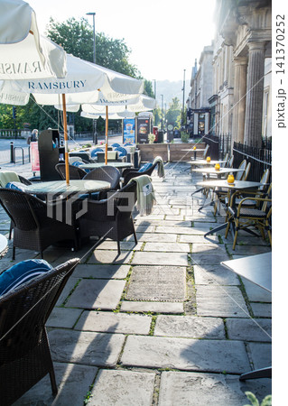 朝日の下の店先に並べられた椅子とテーブル イギリスの世界遺産に登録されたバースの街並み 朝日の下の店先に並べられた椅子とテーブル イギリスの世界遺産に登録されたバースの街並み 141370252