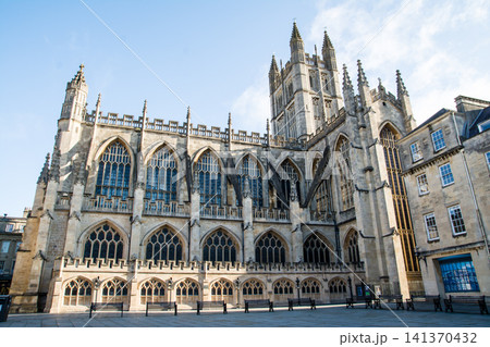 歴史的なハニー色の石造りの建物と大聖堂　イギリスの世界遺産に登録されたバースの街並み 141370432