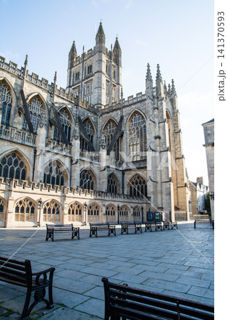 歴史的なハニー色の石造りの建物と大聖堂 イギリスの世界遺産に登録されたバースの街並み 歴史的なハニー色の石造りの建物と大聖堂 イギリスの世界遺産に登録されたバースの街並み 141370593