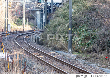 大きくカーブを描いて続く線路と周囲の風景 大きくカーブを描いて続く線路と周囲の風景 141370666