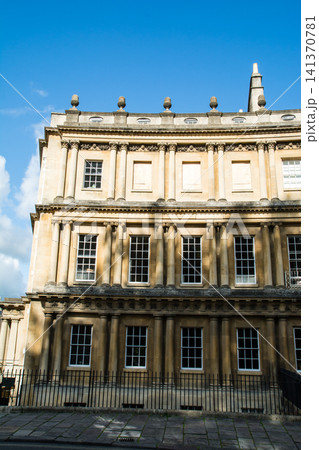 明るい日差しの下の歴史的なハニー色の石造りの建物 イギリスの世界遺産に登録されたバースの街並み 明るい日差しの下の歴史的なハニー色の石造りの建物 イギリスの世界遺産に登録されたバースの街並み 141370781