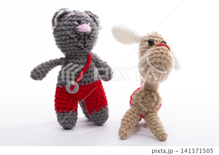 Knitted wool cats and dogs on a white background Knitted wool cats and dogs on a white background 141371505