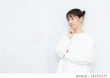 真剣に悩んでいる女性 真剣に悩んでいる女性 141372177