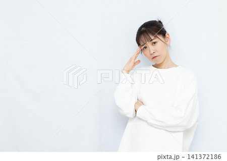 頭を抱えて悩む女性 141372186