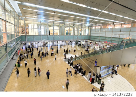 名古屋市、名古屋駅の金の時計広場の風景 141372228