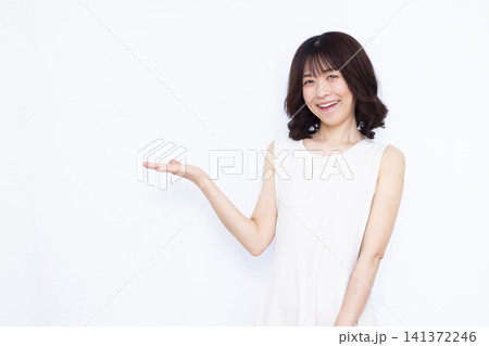 紹介をしている女性 紹介をしている女性 141372246