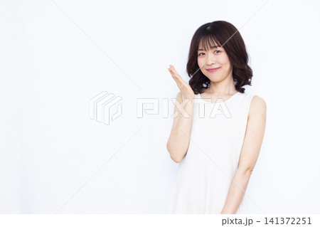 紹介をしている女性 紹介をしている女性 141372251