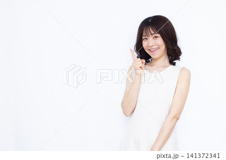 笑顔で人差し指を立てる女性 笑顔で人差し指を立てる女性 141372341