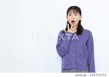 びっくり驚いている女性 びっくり驚いている女性 141372533