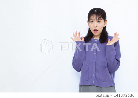 びっくり驚いている女性 びっくり驚いている女性 141372536