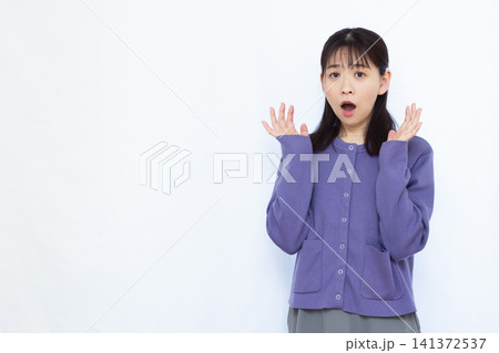 びっくり驚いている女性 びっくり驚いている女性 141372537