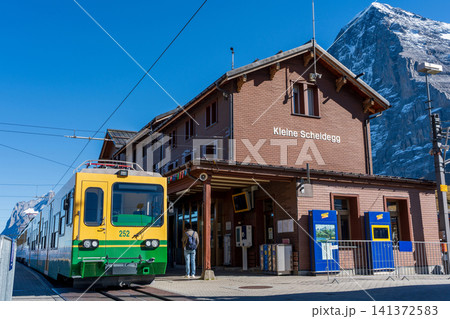 アイガーを背景にしたクライネシャイデック駅とヴェンゲルンアルプ鉄道。ラウターブルンネン、ベルン州、ス アイガーを背景にしたクライネシャイデック駅とヴェンゲルンアルプ鉄道。ラウターブルンネン、ベルン州、ス 141372583