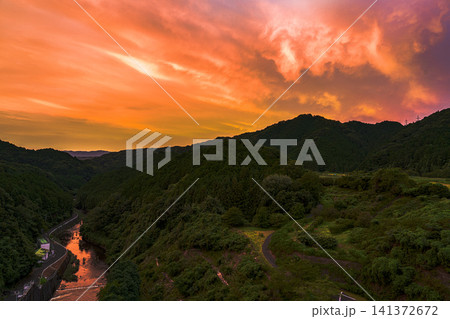 燃えるように美しい奈良市布目ダムの夕焼け空と布目川のリフレクション　刻一刻と色が変化する空④ 141372672