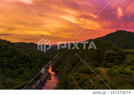 燃えるように美しい奈良市布目ダムの夕焼け空と布目川のリフレクション 刻一刻と色が変化する空➅ 燃えるように美しい奈良市布目ダムの夕焼け空と布目川のリフレクション 刻一刻と色が変化する空➅ 141372674