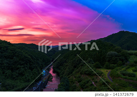 燃えるように美しい奈良市布目ダムの夕焼け空と布目川のリフレクション 刻一刻と色が変化する空⑪ 燃えるように美しい奈良市布目ダムの夕焼け空と布目川のリフレクション 刻一刻と色が変化する空⑪ 141372679