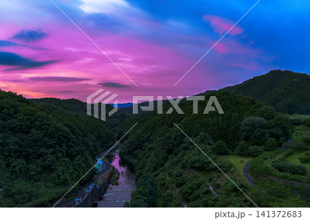 燃えるように美しい奈良市布目ダムの夕焼け空と布目川のリフレクション 刻一刻と色が変化する空⑮ 燃えるように美しい奈良市布目ダムの夕焼け空と布目川のリフレクション 刻一刻と色が変化する空⑮ 141372683