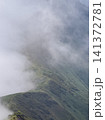 谷川岳から望む万太郎山方面の稜線と流れる雲 141372781