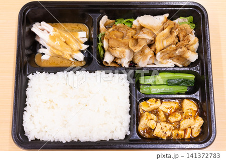 おいしい四川料理の雲白肉の中華弁当 141372783