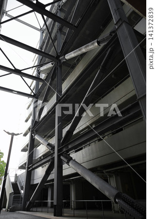 古い集合住宅の外壁に施工された鉄骨フレームによる耐震補強工事 古い集合住宅の外壁に施工された鉄骨フレームによる耐震補強工事 141372839