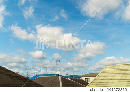 朝の夏空と住宅街 朝の夏空と住宅街 141372856