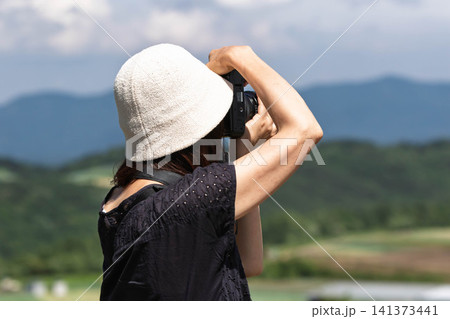 愛妻の丘からの風景を撮影する女性 群馬県嬬恋村 愛妻の丘からの風景を撮影する女性 群馬県嬬恋村 141373441