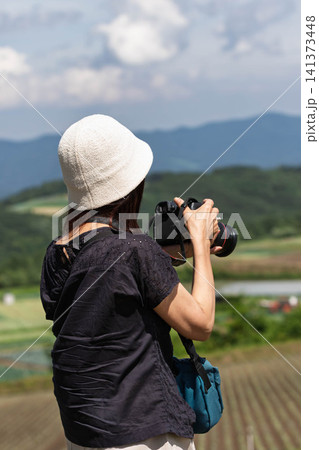 愛妻の丘からの風景を撮影する女性 群馬県嬬恋村 愛妻の丘からの風景を撮影する女性 群馬県嬬恋村 141373448