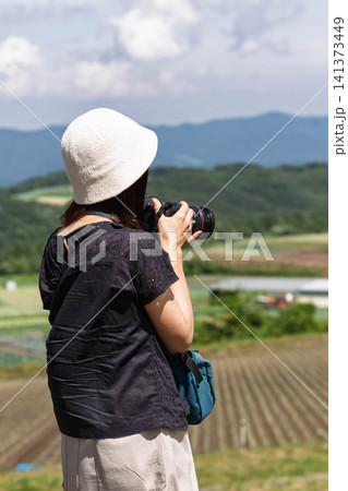 愛妻の丘からの風景を撮影する女性　群馬県嬬恋村 141373449
