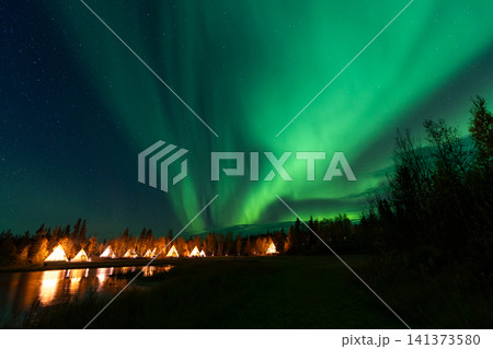 イエローナイフのオーロラビレッジ。ライトアップされたティピーと夜空に舞うオーロラの絶景 イエローナイフのオーロラビレッジ。ライトアップされたティピーと夜空に舞うオーロラの絶景 141373580